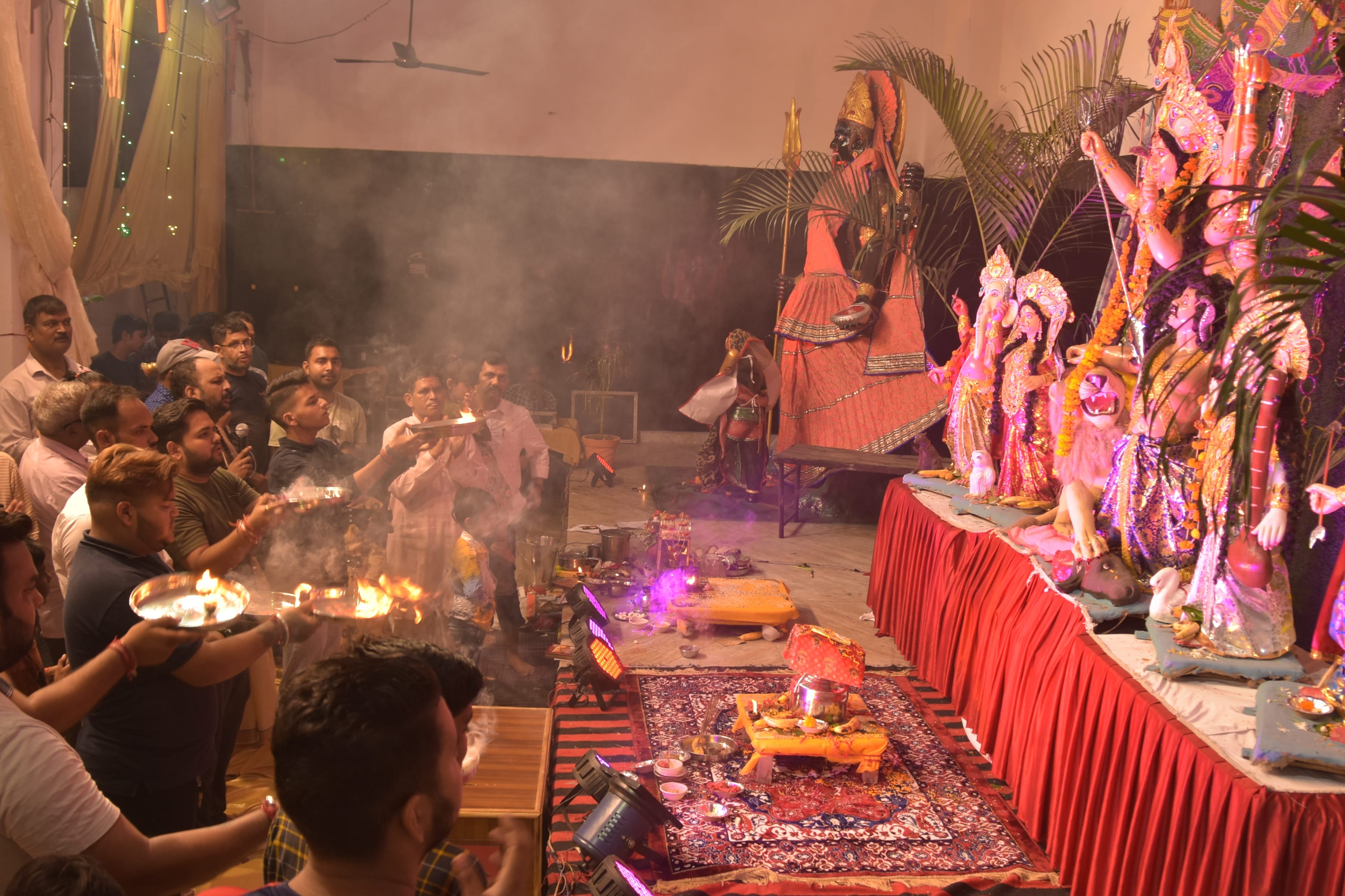 खलासी लाइन स्थित अहाता शिव दयाल में दुर्गा पूजन करते दुर्गा सेवा समिति के पदाधिकारी खलासी लाइन स्थित अहाता शिव दयाल में दुर्गा पूजन करते दुर्गा सेवा समिति के पदाधिकारी
