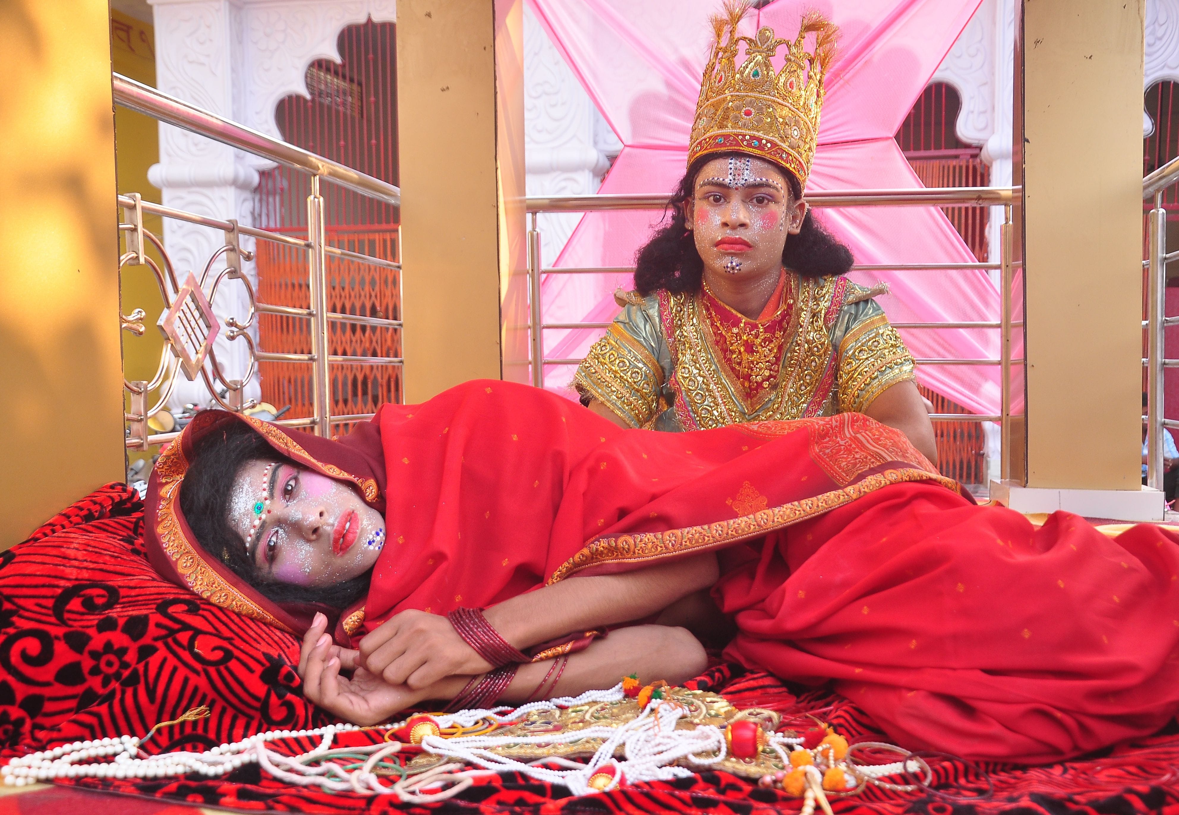 गोपाल मंदिर से रामलीला समिति द्वारा निकली कैकेयी कोप भवन की झांकी। संवाद