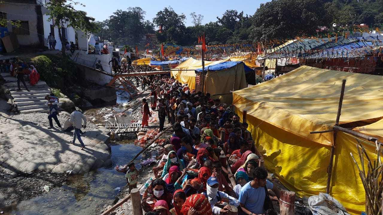 सिद्वपीठ क्षेत्र में लगी श्रद्वालुओं की लाइन सिद्वपीठ क्षेत्र में लगी श्रद्वालुओं की लाइन