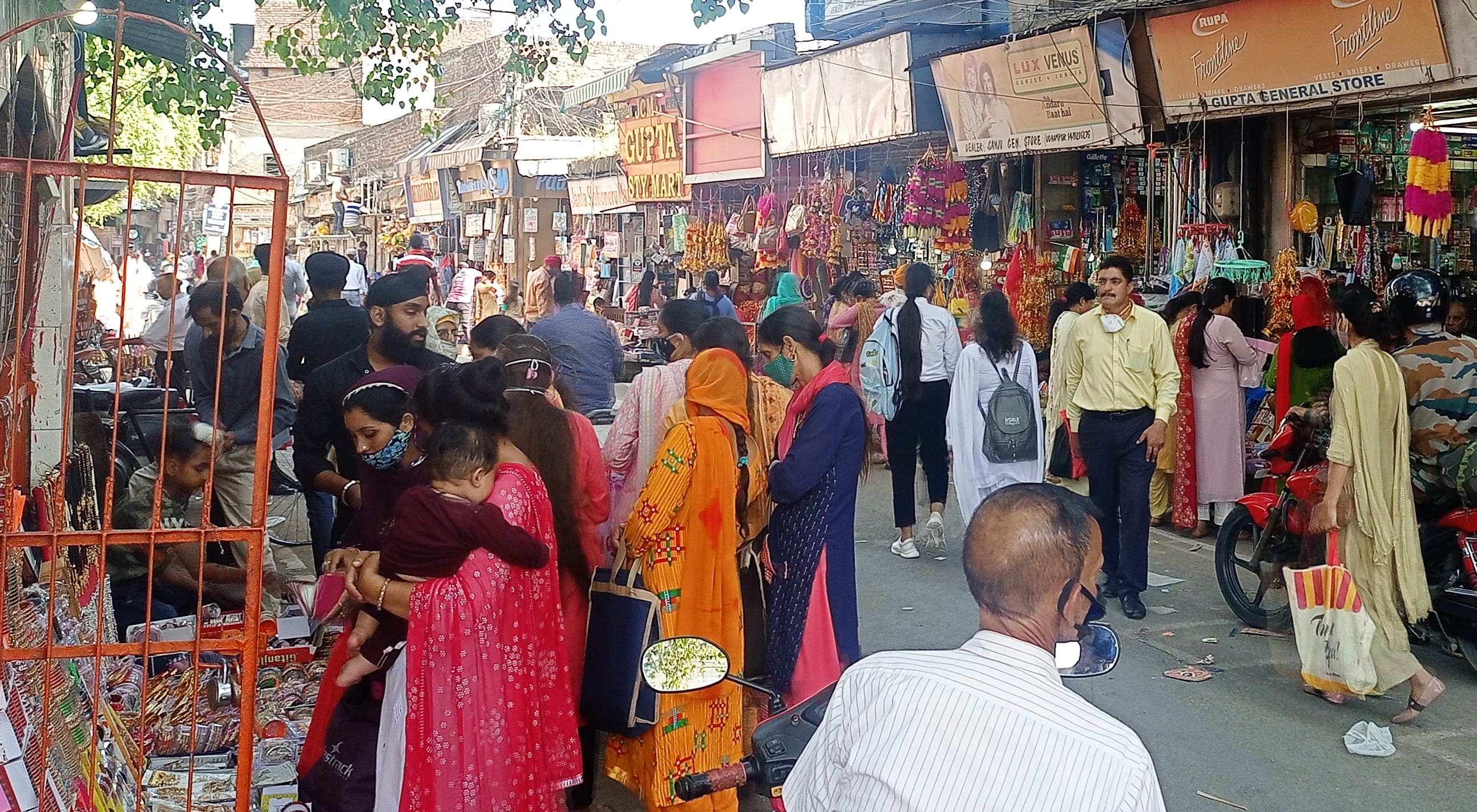 करवाचौथ को लेकर उधमपुर के बाजार में सजी दुकानें व खरीदारी करती महिलाएं व युवतियां करवाचौथ को लेकर उधमपुर के बाजार में सजी दुकानें व खरीदारी करती महिलाएं व युवतियां