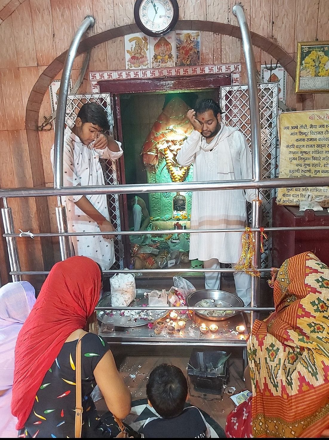 काशीपुर में भगवती के मठ में पूजा करते श्रद्धालु। काशीपुर में भगवती के मठ में पूजा करते श्रद्धालु।