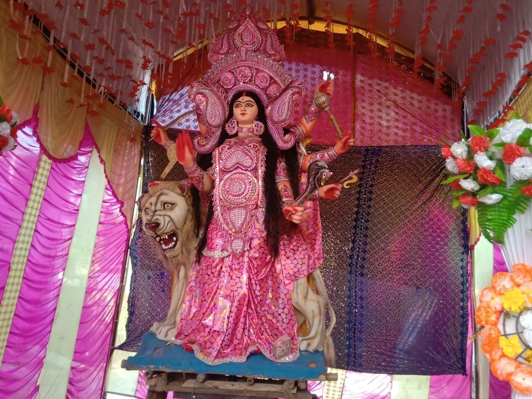 सजे पंडाल में रखी देवी की मूऱ्ति
