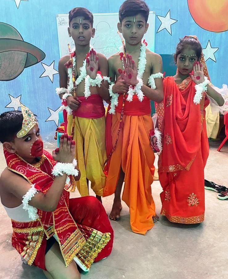 फोस्टर पलिब्क स्कूल में श्रीराम लीला का मंचन करते छात्र छात्राएं। फोस्टर पलिब्क स्कूल में श्रीराम लीला का मंचन करते छात्र छात्राएं।