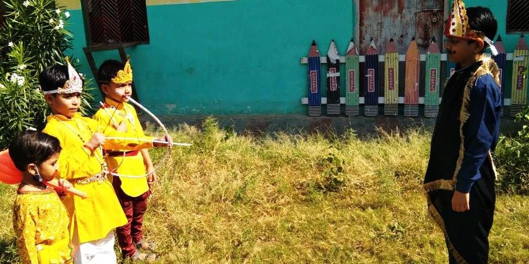 कासगंज के सिढ़पुरा के दयानंद पलिब्क स्कूल में श्रीराम लीला का मंचन करते छात्र छात्राएं। कासगंज के सिढ़पुरा के दयानंद पलिब्क स्कूल में श्रीराम लीला का मंचन करते छात्र छात्राएं।