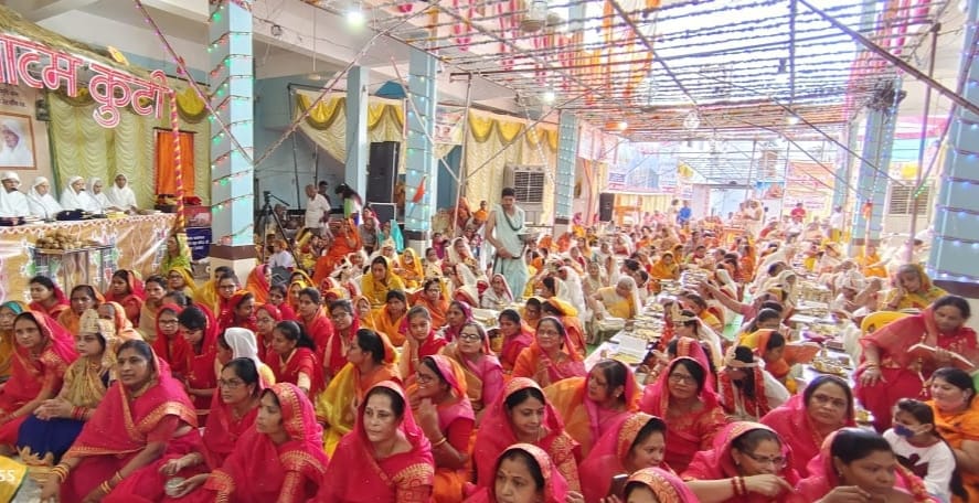 मंदिर में प्रवचन सुनती महिलाएं मंदिर में प्रवचन सुनती महिलाएं