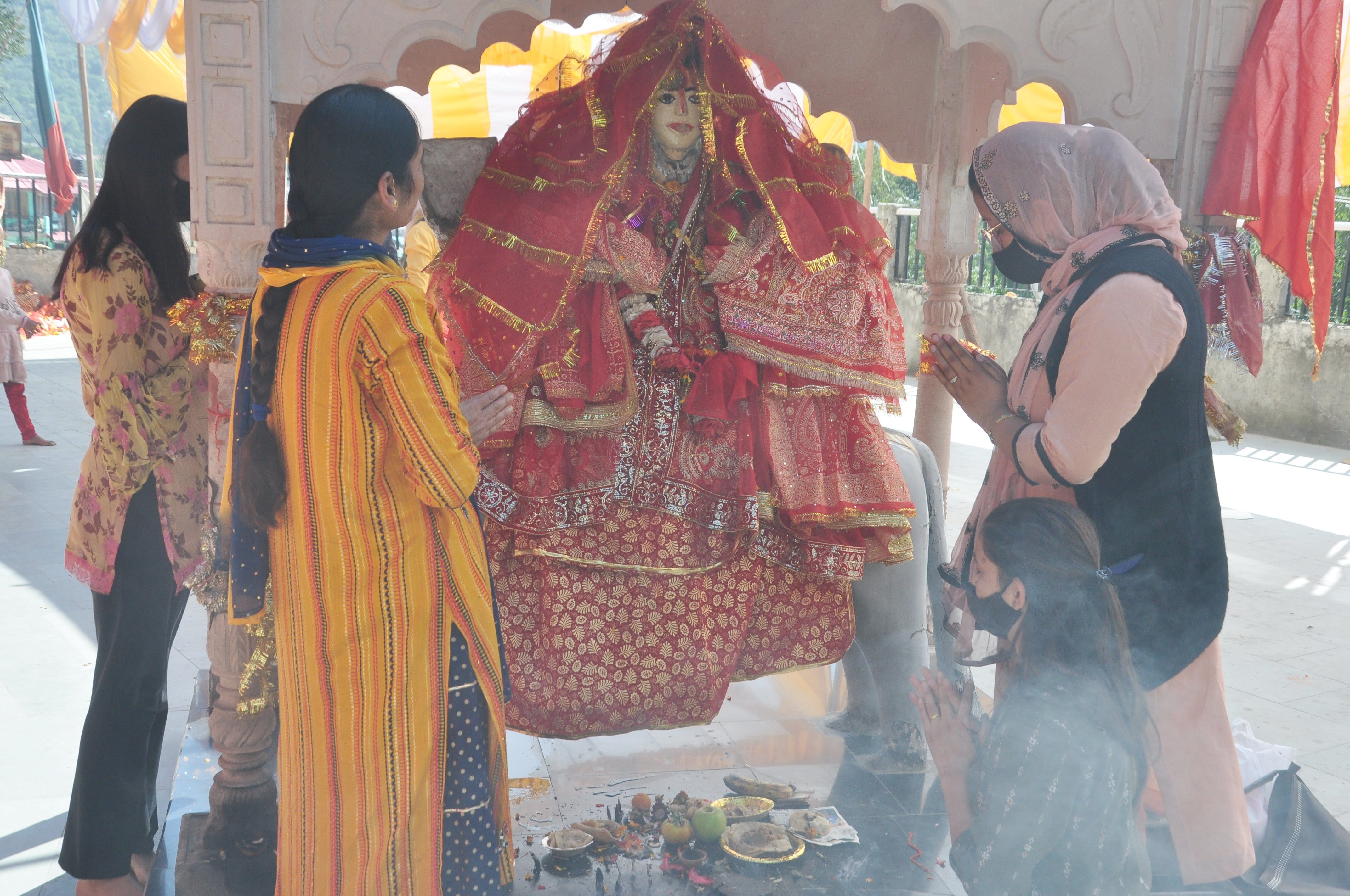 कुल्लू में नवरात्रों के मौके पर अष्टमी के मौके पर देवी के दर्शन करती महिला श्रद्वालू।