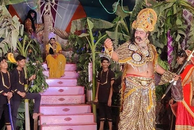 कैराना में रामलीला का मंचन करते कलाकार कैराना में रामलीला का मंचन करते कलाकार
