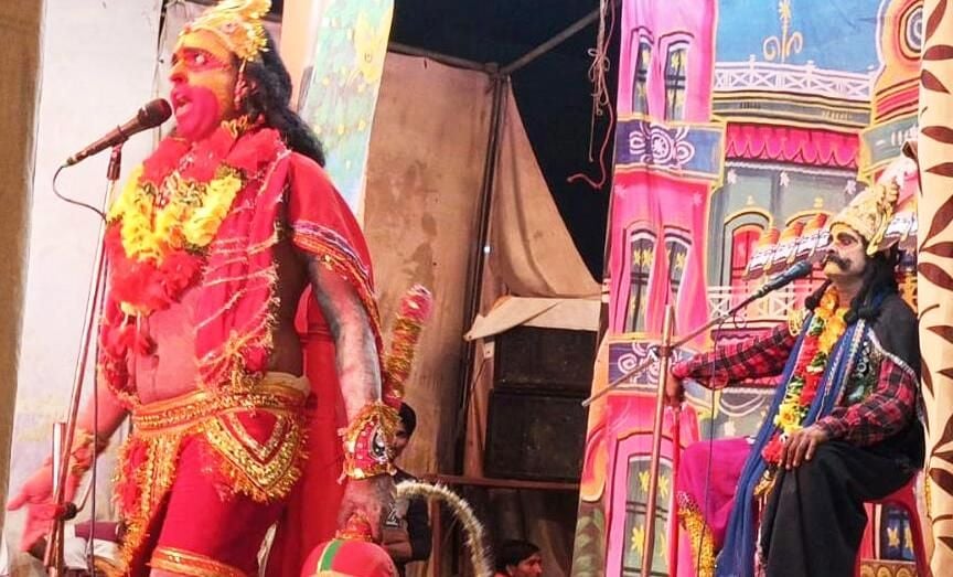 सिढ़पुरा में श्रीराम लीला का मंचन करते कलाकार। सिढ़पुरा में श्रीराम लीला का मंचन करते कलाकार।