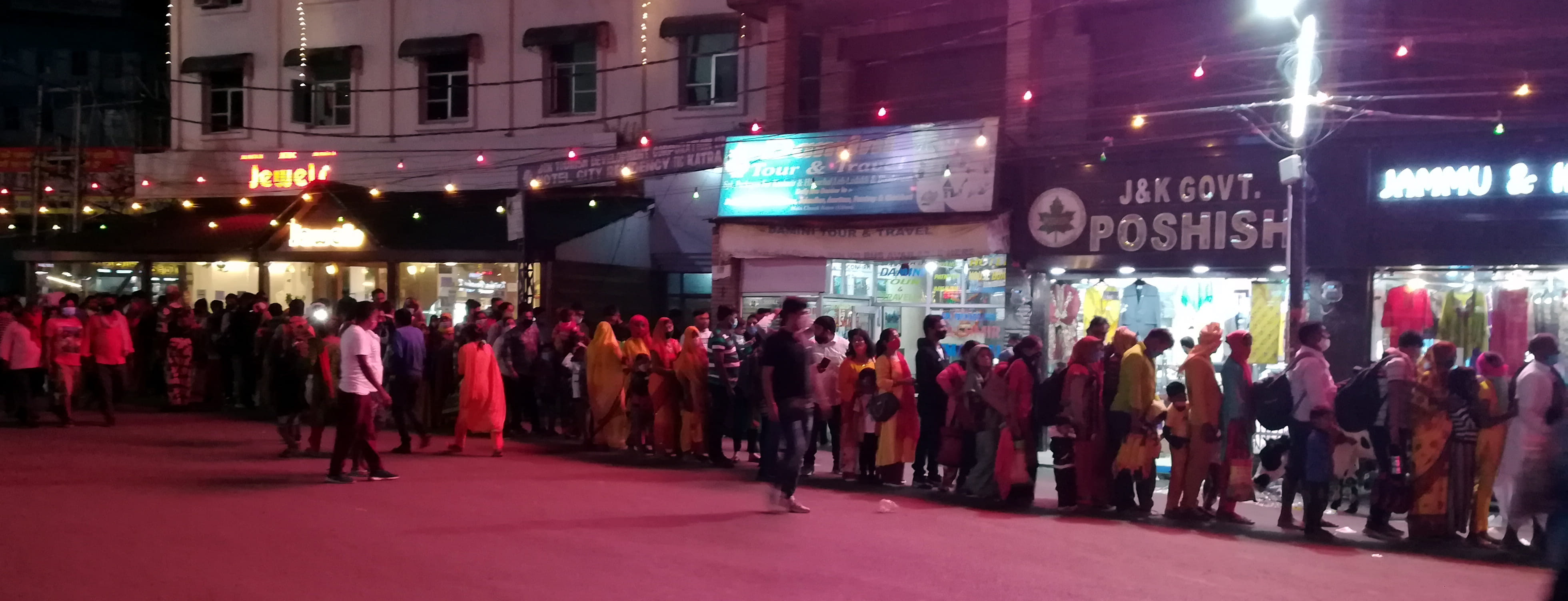 15 पंजिकरण के लिए कतार में खड़े भक्त 16,17,18, भवन में दर्शनों के उपरांत यात्री व भवन में की गई सजावट 19 ता? 15 पंजिकरण के लिए कतार में खड़े भक्त 16,17,18, भवन में दर्शनों के उपरांत यात्री व भवन में की गई सजावट 19 ता?