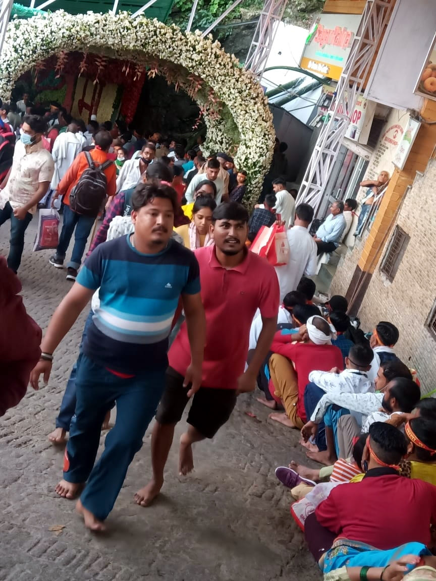 15 पंजिकरण के लिए कतार में खड़े भक्त 16,17,18, भवन में दर्शनों के उपरांत यात्री व भवन में की गई सजावट 19 ता? 15 पंजिकरण के लिए कतार में खड़े भक्त 16,17,18, भवन में दर्शनों के उपरांत यात्री व भवन में की गई सजावट 19 ता?