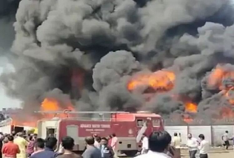 Kebakaran Besar Di Gudang Pipa Dekat Pom Bensin Di Mohan Nagar Ratlam