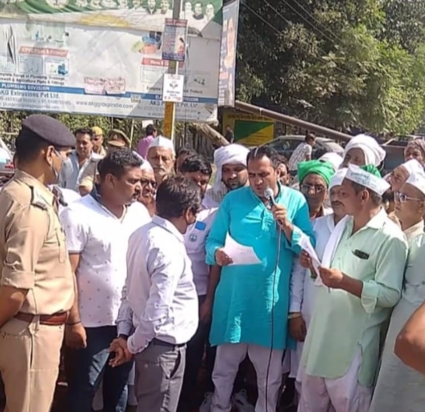 जानसठ में चक्का जाम करते भाकियू तोमर के कार्यकर्ता