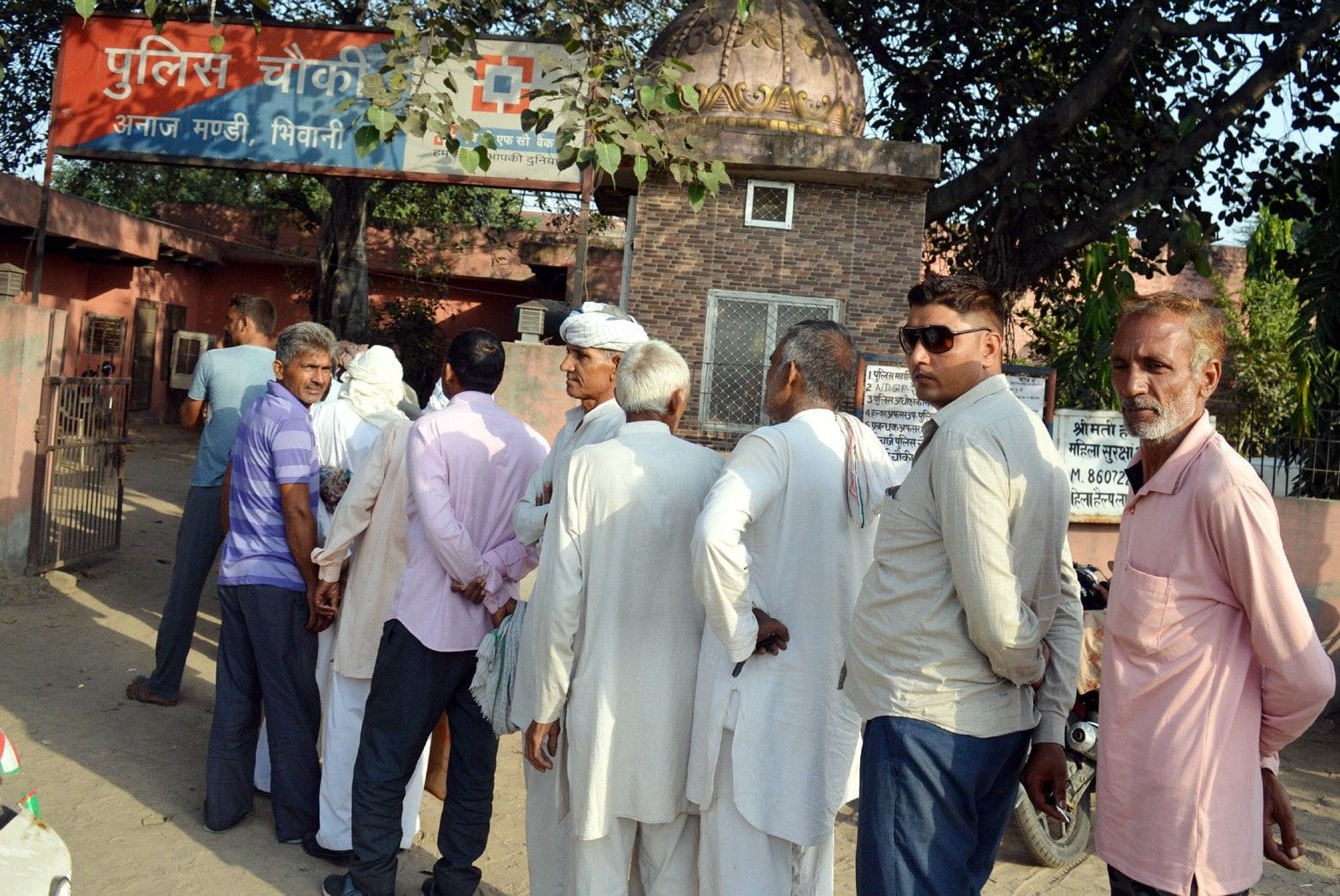 अनाजमंडी पुलिस चौकी में खाद लेने के लिए लगी किसानों की लाइन। संवाद अनाजमंडी पुलिस चौकी में खाद लेने के लिए लगी किसानों की लाइन। संवाद