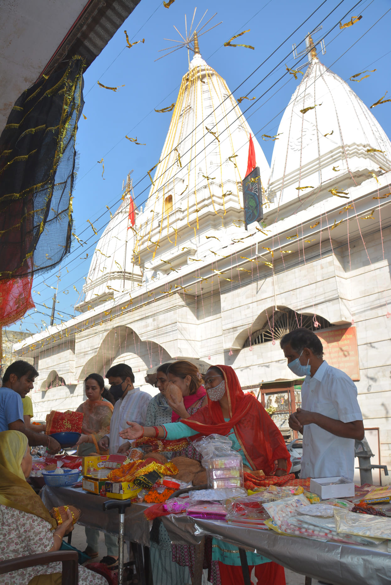 मुजफ्फरनगर के वैष्णो देवी मंदिर के निकट अष्टमी पर्व पर खरीदारी करते लोग। मुजफ्फरनगर के वैष्णो देवी मंदिर के निकट अष्टमी पर्व पर खरीदारी करते लोग।