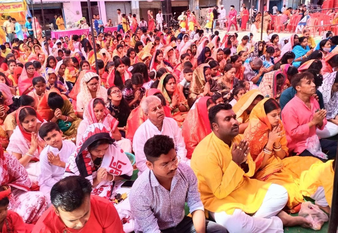 दिनेशपुर में महा अष्टिम पूजा में मौजूद श्रद्धालु।
