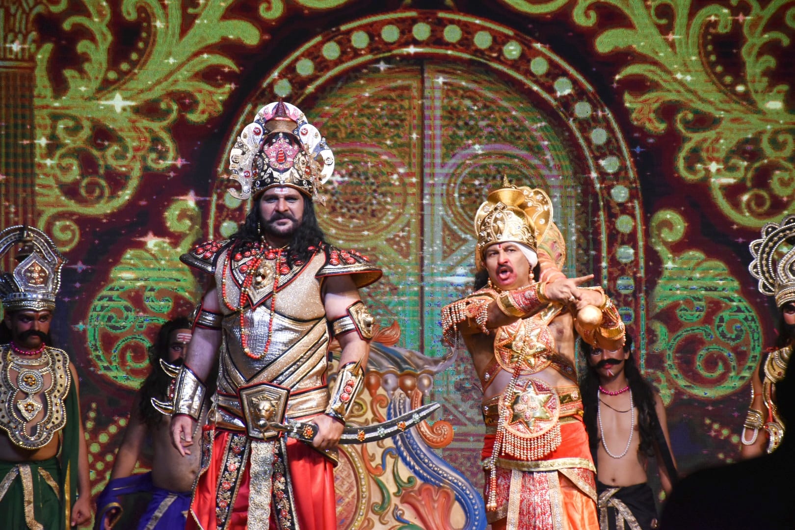 अयोध्या रामलीला के मंचन के दौरान अंगद की भूमिका में सांसद मनोज तिवारी रावण की भूमिका अदा करते फिल