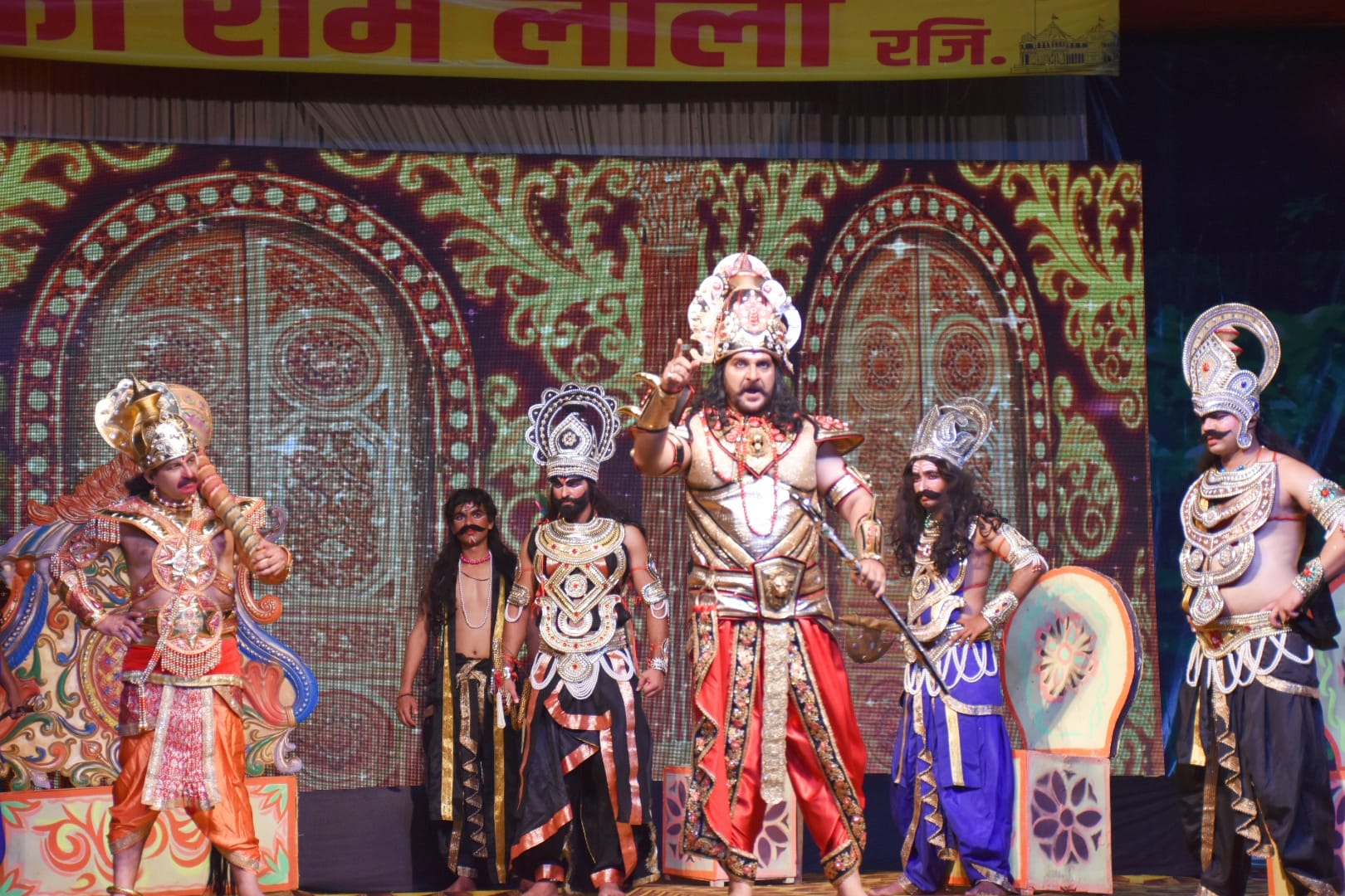 अयोध्या रामलीला के मंचन के दौरान अंगद की भूमिका में सांसद मनोज तिवारी रावण की भूमिका अदा करते फिल
