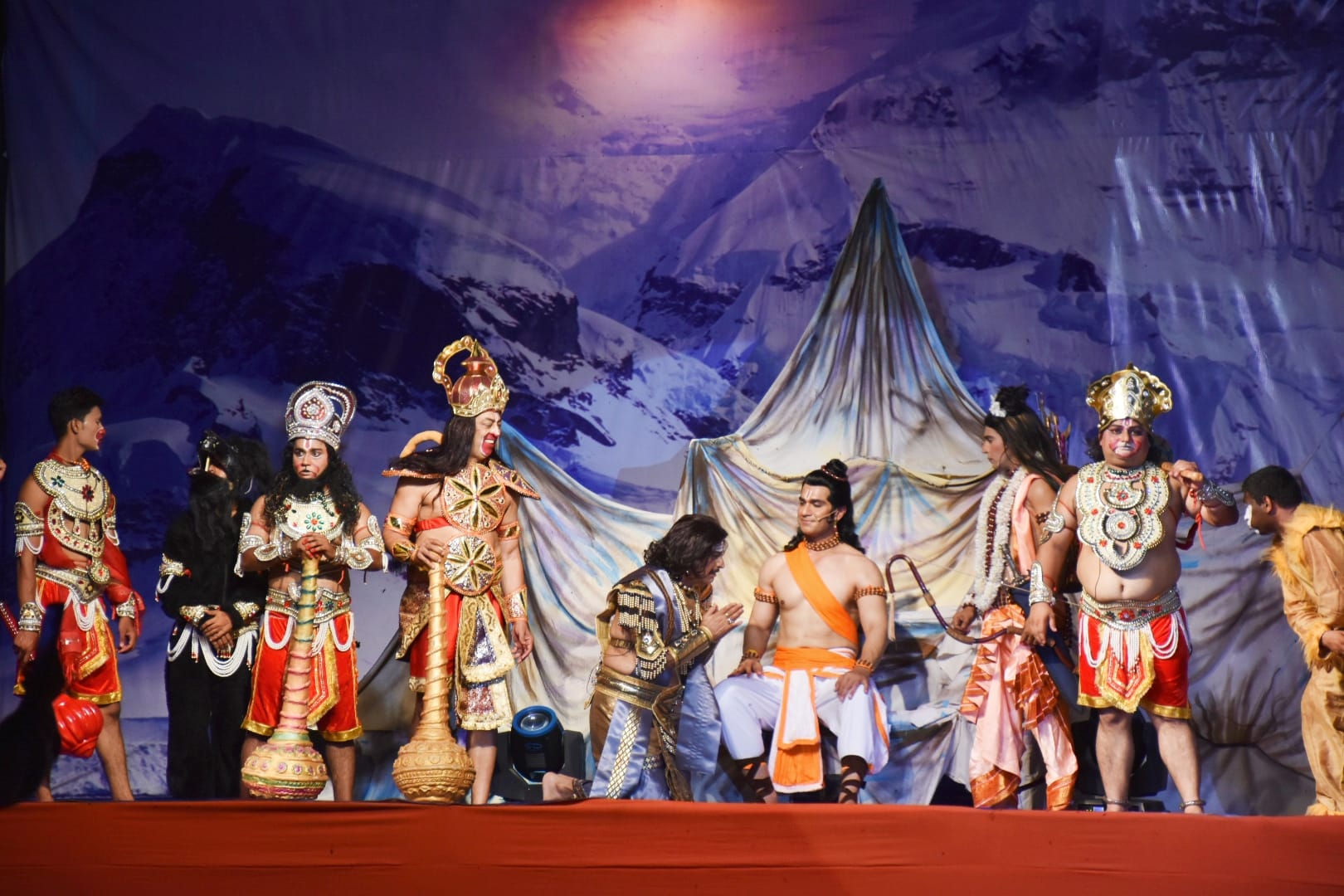 अयोध्या राम लीला के मंचन के दौरान राम दरबार में मौजूद विभीषण व विभीषण को तिलक करते राम