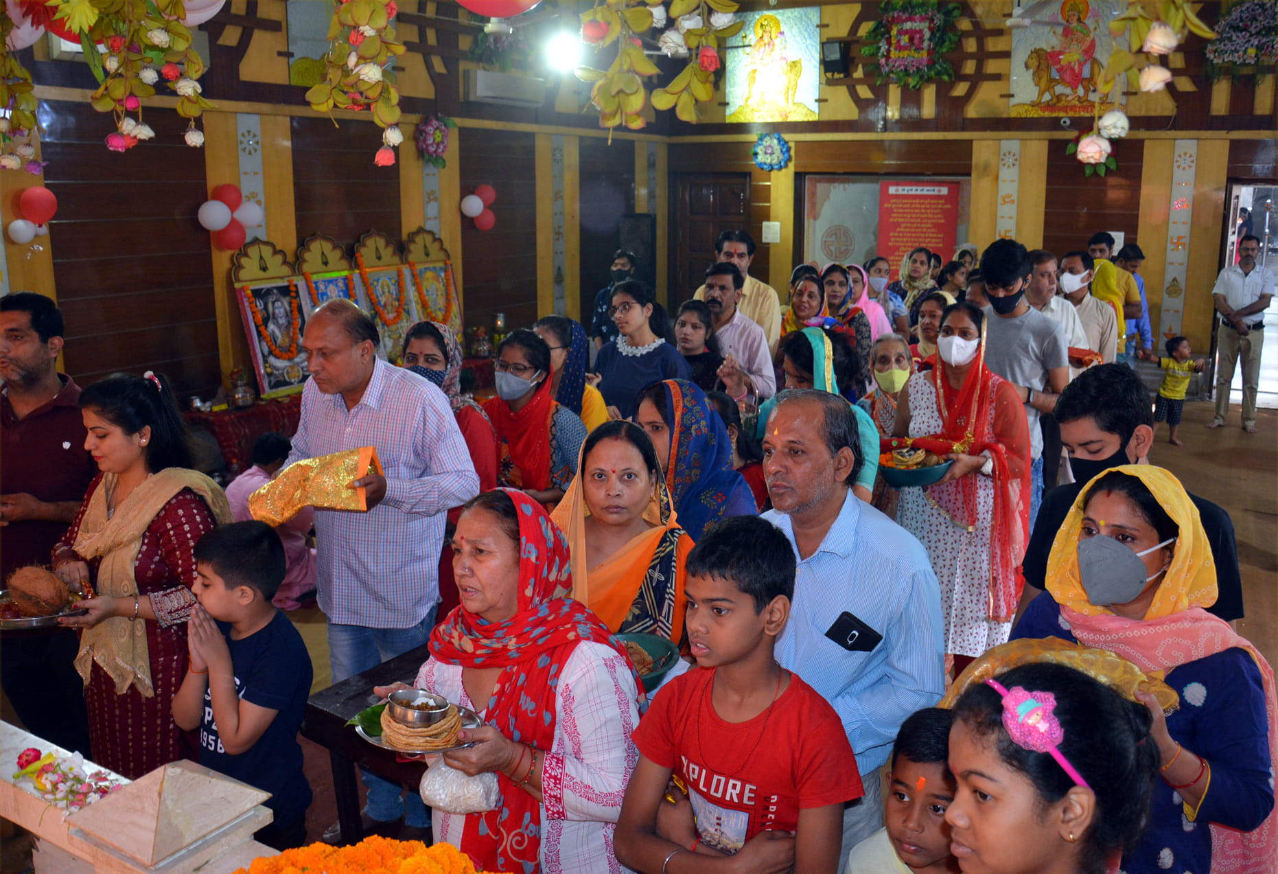 मुजफ्फरनगर के वैष्णो देवी मंदिर में अष्टमी पर्व पर उमड़ी श्रद्धालुओं की भीड़। मुजफ्फरनगर के वैष्णो देवी मंदिर में अष्टमी पर्व पर उमड़ी श्रद्धालुओं की भीड़।