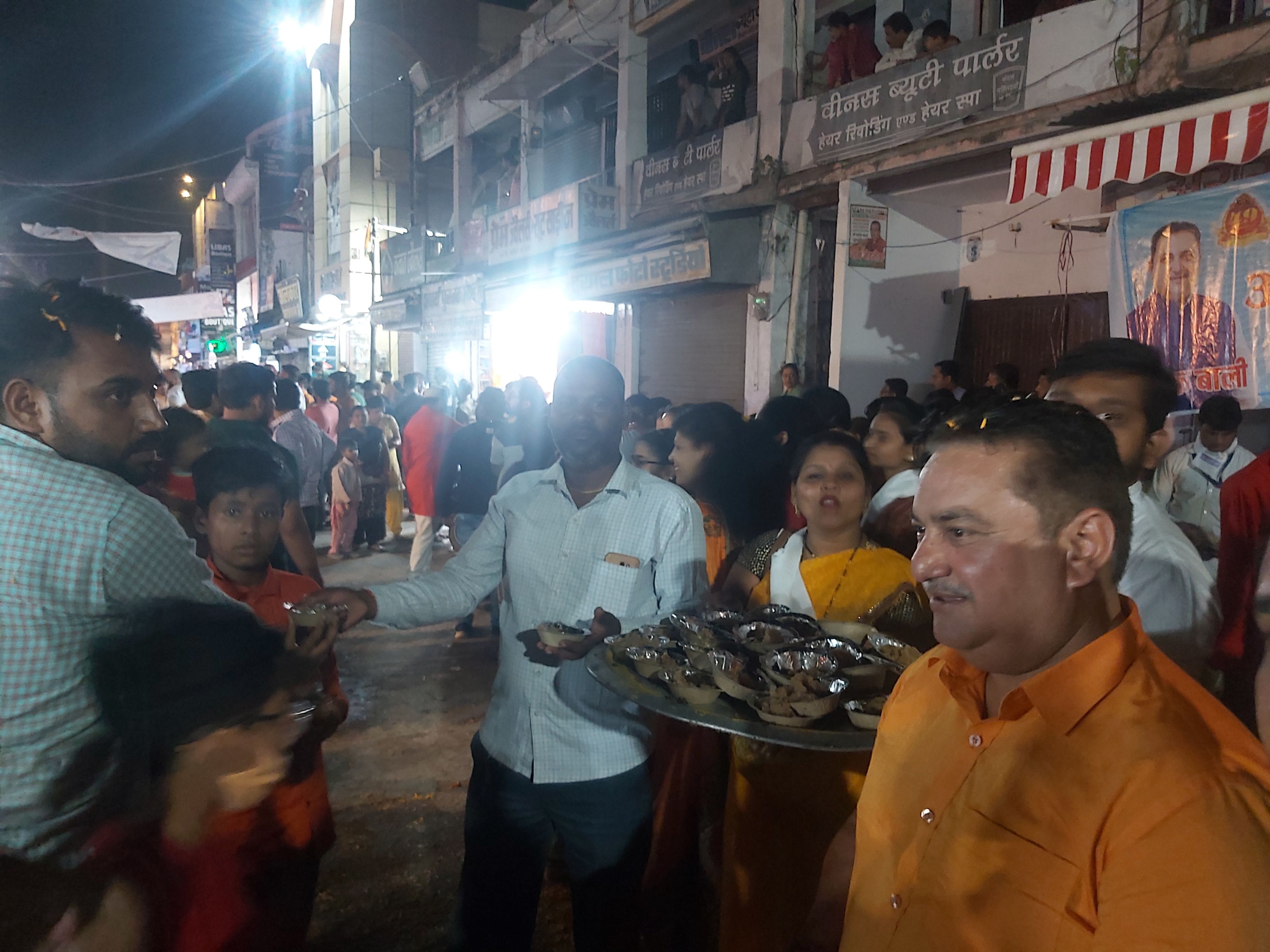 काशीपुर में शोभा यात्रा के दौरान प्रसाद वितरण करते आप नेता दीपक बाली। काशीपुर में शोभा यात्रा के दौरान प्रसाद वितरण करते आप नेता दीपक बाली।