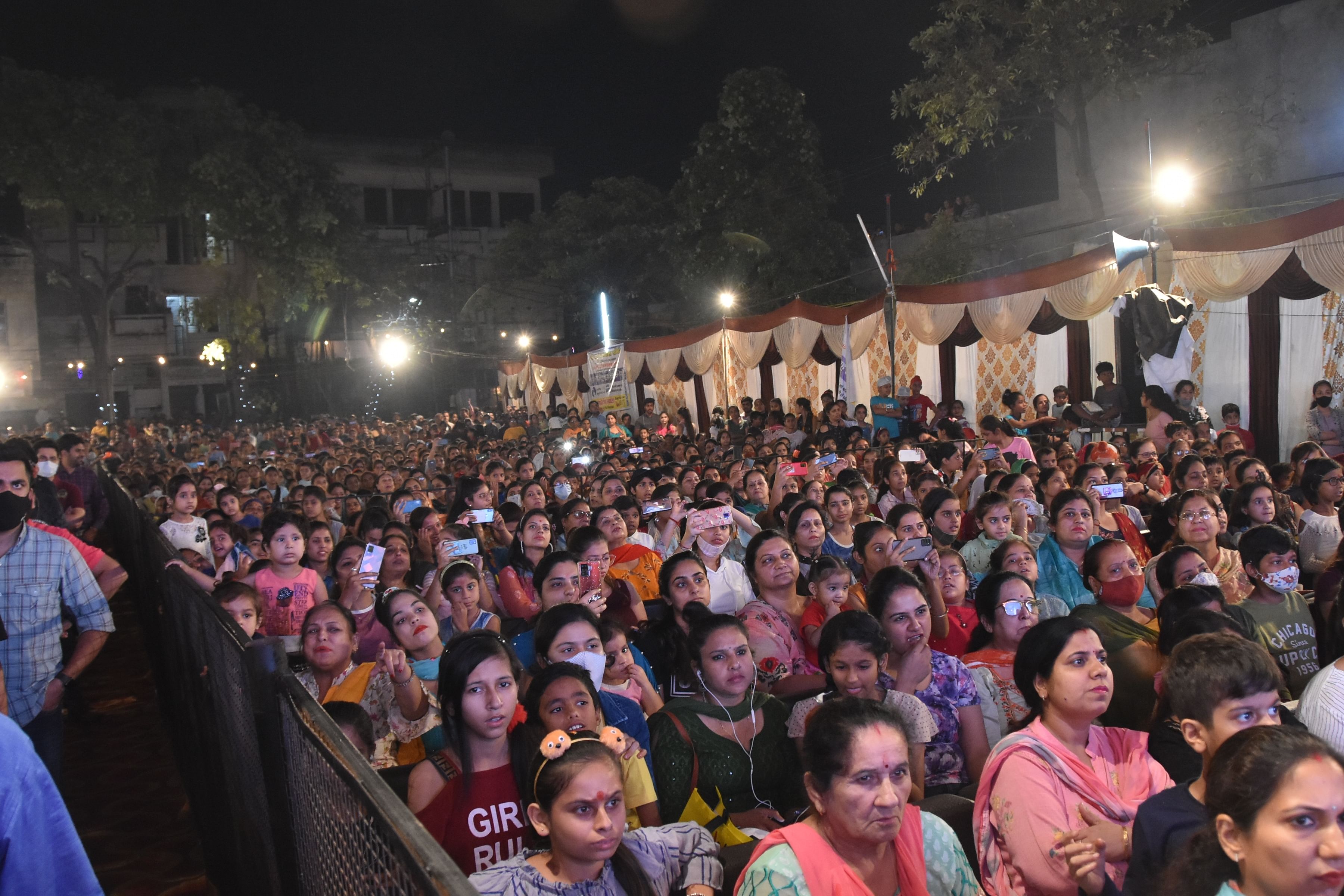 आशुतोष डिजीटल रामलीला में मेदनाथ व लक्ष्मण युद्घ का मंचन को देखने के लिये कोरोना वायरस से बेखबर भ आशुतोष डिजीटल रामलीला में मेदनाथ व लक्ष्मण युद्घ का मंचन को देखने के लिये कोरोना वायरस से बेखबर भ