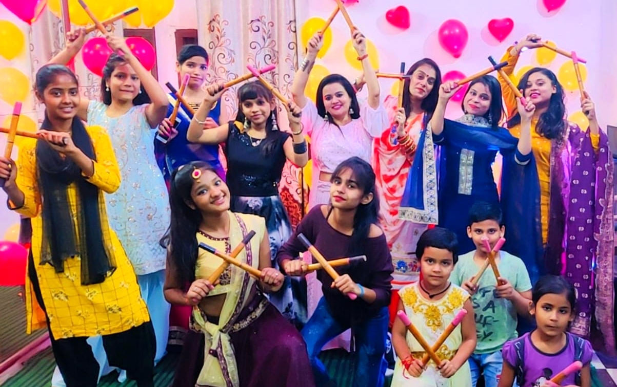 तोता चौक पर आयोजित डांडिया कार्यक्रम में भाग लेती युवतियां