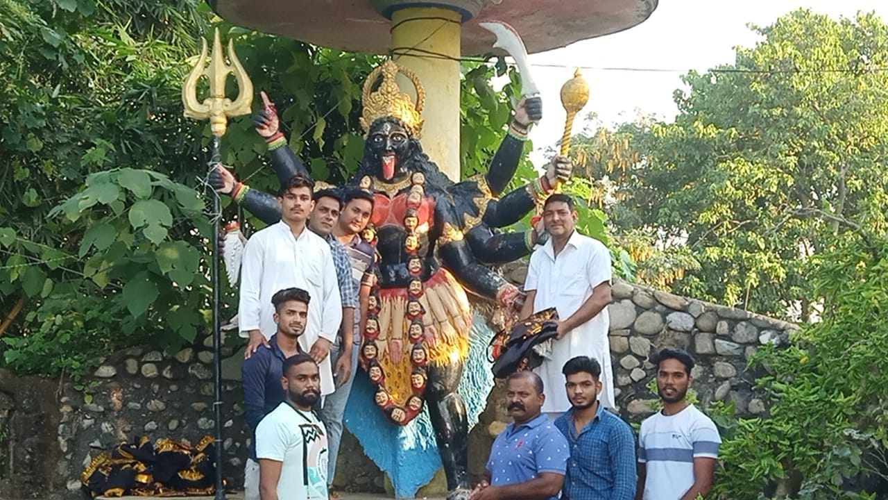 बाजपुर में माता काली की मूर्ति पर चोला चढ़ाते श्रद्धालु। बाजपुर में माता काली की मूर्ति पर चोला चढ़ाते श्रद्धालु।