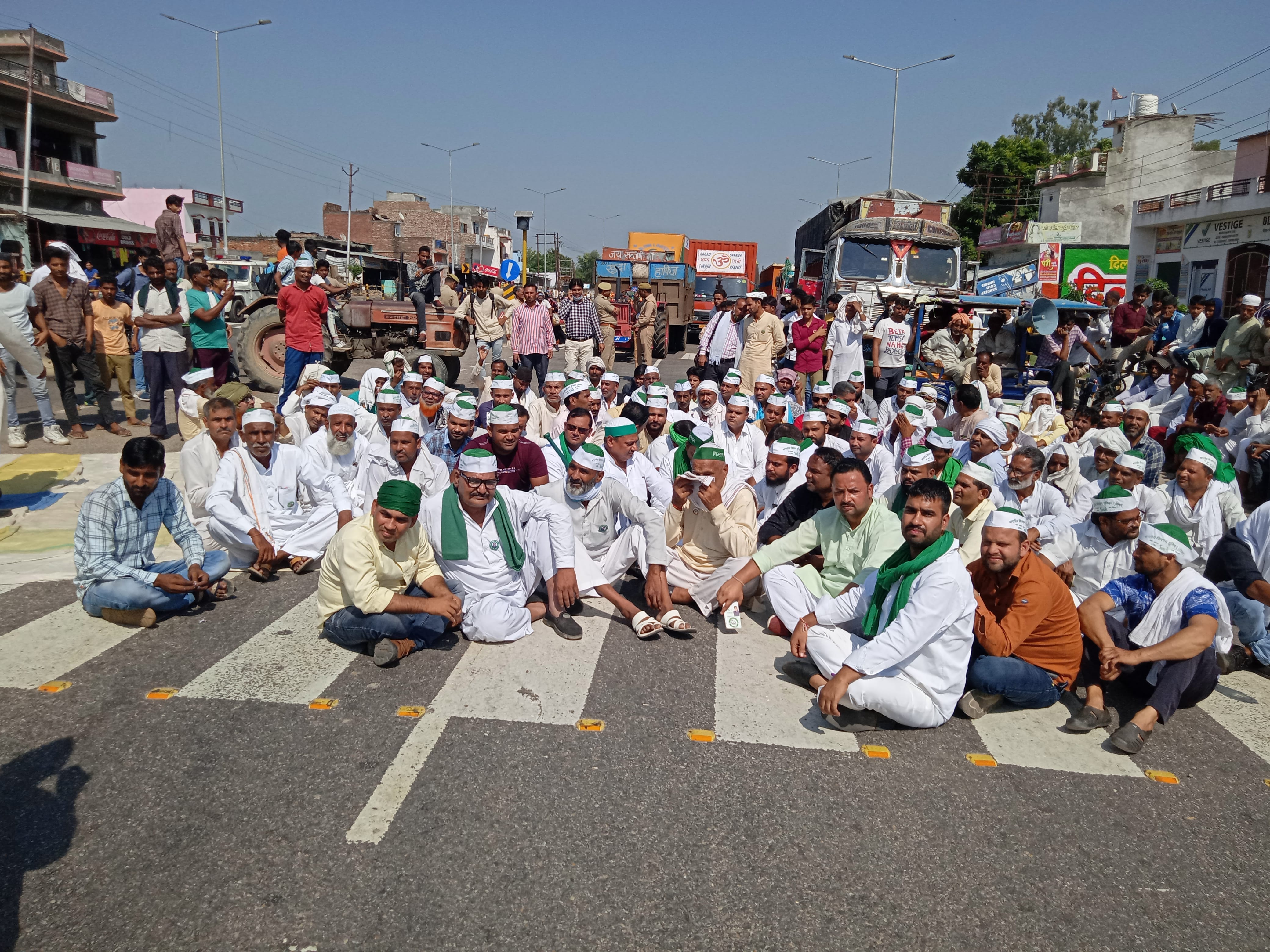 छपार में चक्का जाम कर धरने पर बैठे भाकियू तोमर के कार्यकर्ता