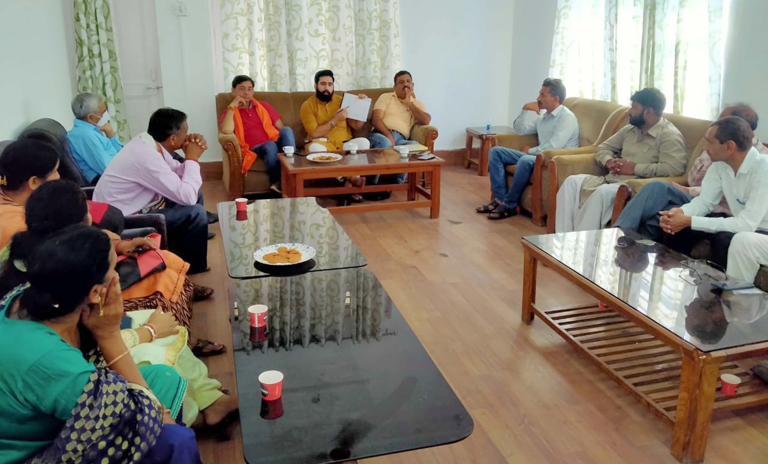 पीडब्ल्यूडी रेस्ट हाउस में बैठक करते भाजपा नेता व कार्यकर्ता। पीडब्ल्यूडी रेस्ट हाउस में बैठक करते भाजपा नेता व कार्यकर्ता।