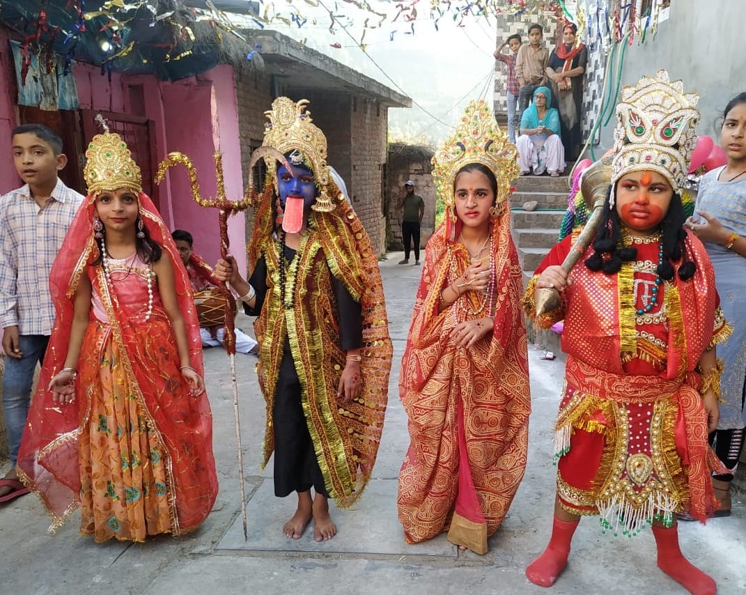 चिनैनी में झांकी के दौरान माता के विभिन्न स्वरूप व बाल हनुमान:- संवाद चिनैनी में झांकी के दौरान माता के विभिन्न स्वरूप व बाल हनुमान:- संवाद