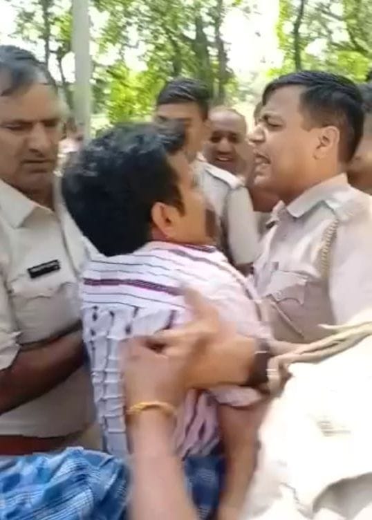 इंदिरा गांधी विश्वविद्यालय में इनसो कार्यकर्ताओं और पुलिस के बीच हो रही धक्का-मुक्की। संवाद इंदिरा गांधी विश्वविद्यालय में इनसो कार्यकर्ताओं और पुलिस के बीच हो रही धक्का-मुक्की। संवाद