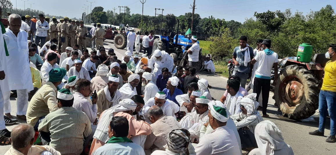 देहरादून हाईवे पर जाम लगाकर बैठे किसान