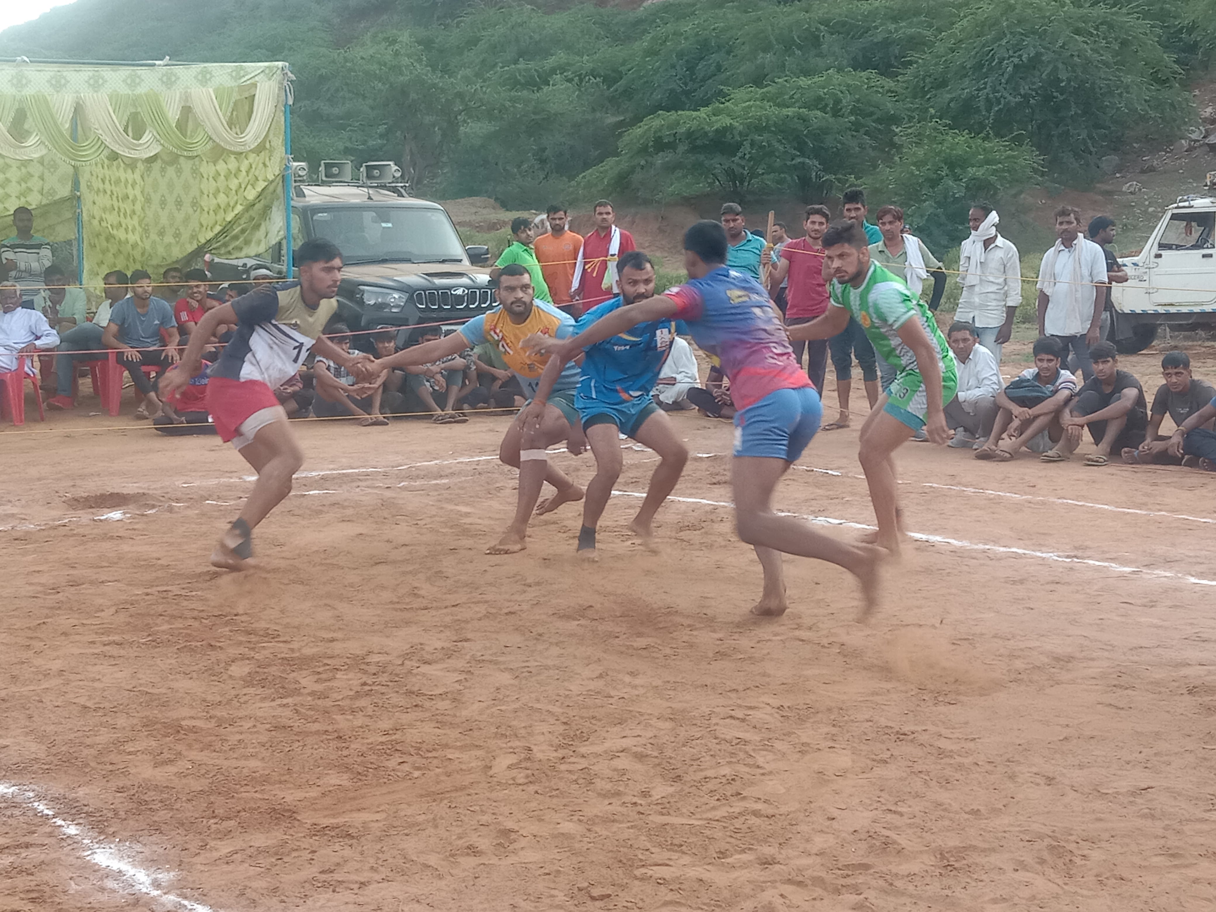 मेले में आयोजित कबड्डी प्रतियोगिता में हिस्सा लेते खिलाड़ी मेले में आयोजित कबड्डी प्रतियोगिता में हिस्सा लेते खिलाड़ी