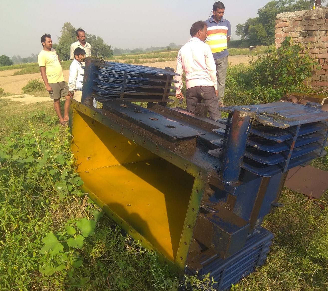 जोनिहा में तेल चोरी के बाद पलटा पड़ा ट्रांसफार्मर। संवाद जोनिहा में तेल चोरी के बाद पलटा पड़ा ट्रांसफार्मर। संवाद