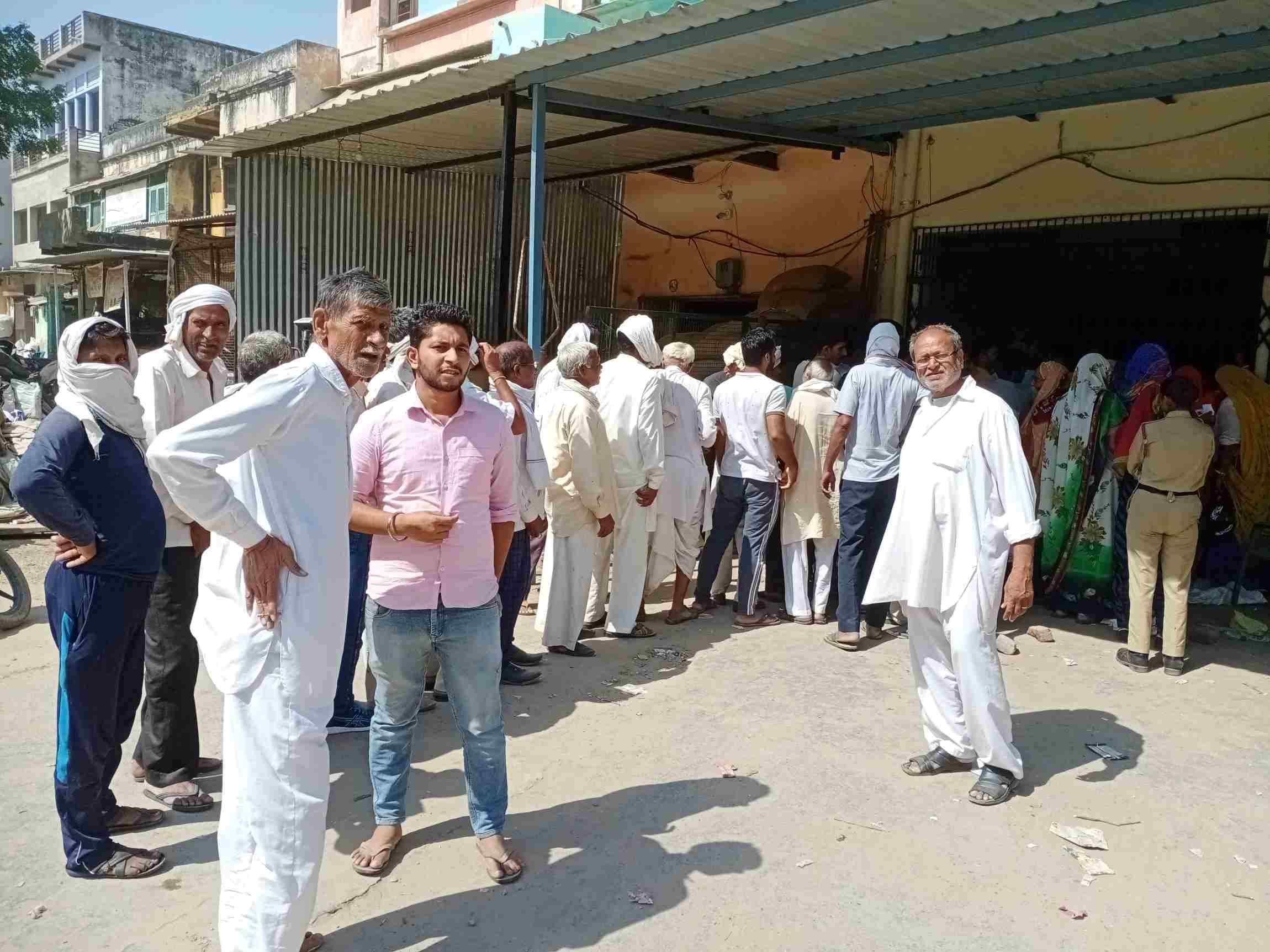 नारनौल में डीएपी खाद लेने के लिए लाइन में लगे किसान। नारनौल में डीएपी खाद लेने के लिए लाइन में लगे किसान।