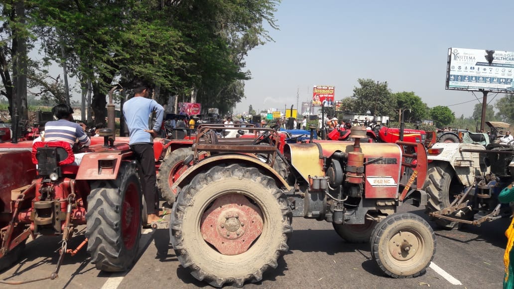 खतौली हाईवे पर जाम लगाते हुए किसान।