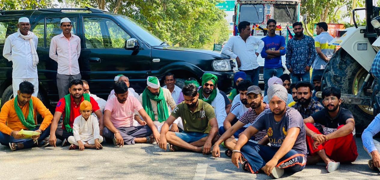 पुरकाजी के खादर क्षेत्र में लक्सर रोड पर जाम लगाते भाकियू तोमर के लोग