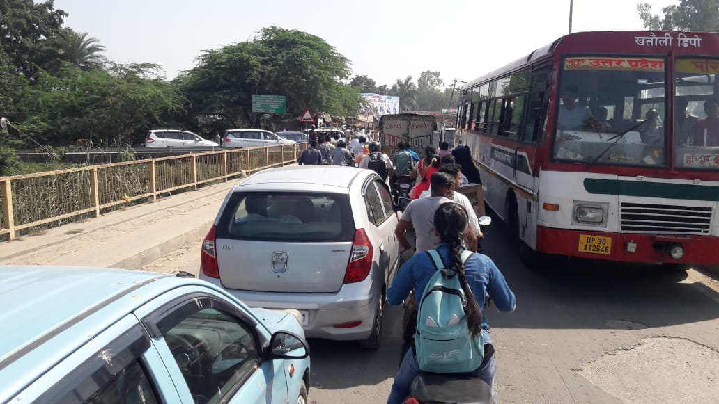 खतौली गंगनहर पटरी मार्ग पर गंगनहर पुल पर लगा जाम।