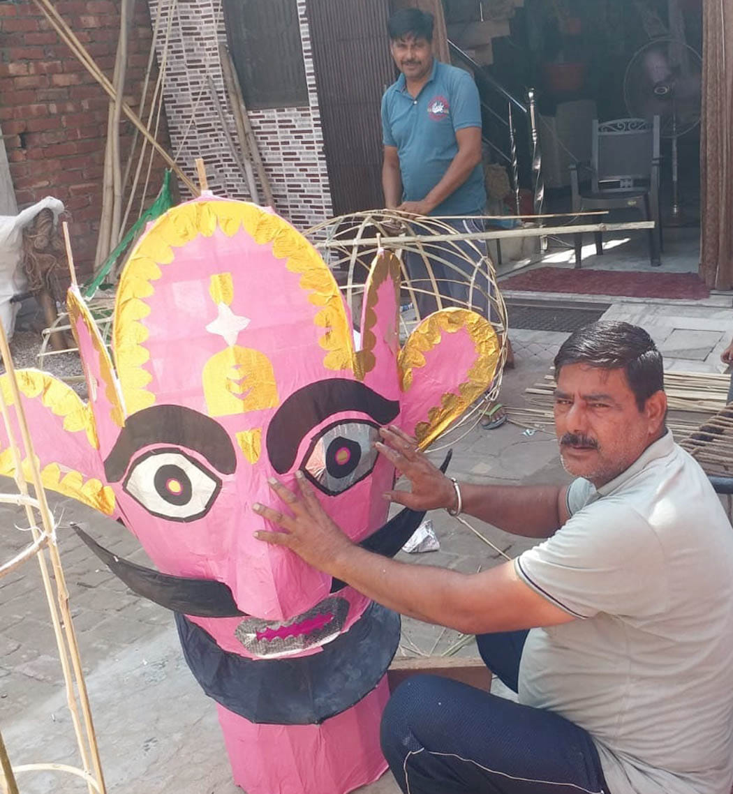 वहलना में पुतले तैयार करते कारीगर वहलना में पुतले तैयार करते कारीगर