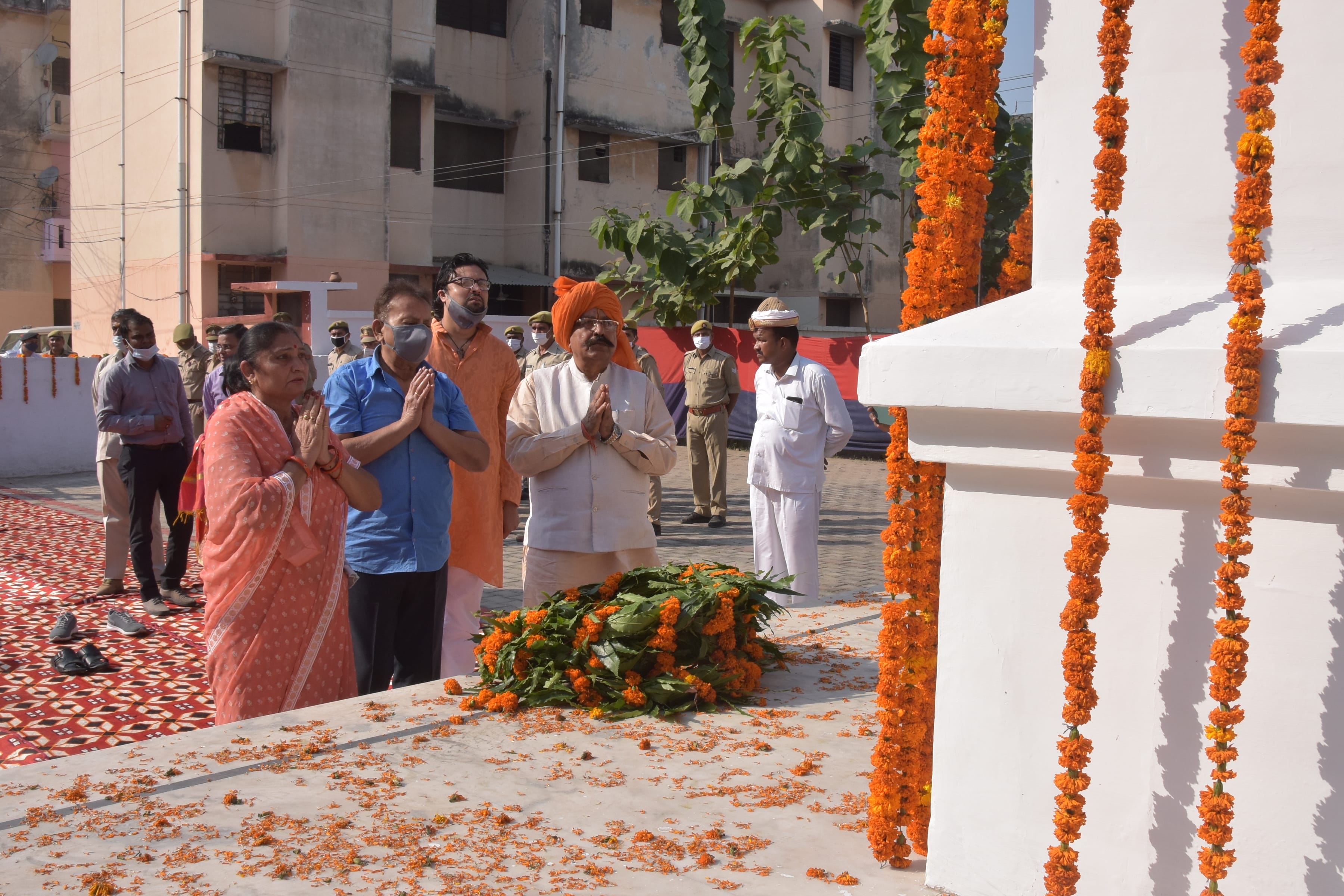 पुलिस लाइन स्थित शहीद स्मारक पर श्रद्घांजलि देते राज्य मंत्री उदयभान सिंह पुलिस लाइन स्थित शहीद स्मारक पर श्रद्घांजलि देते राज्य मंत्री उदयभान सिंह
