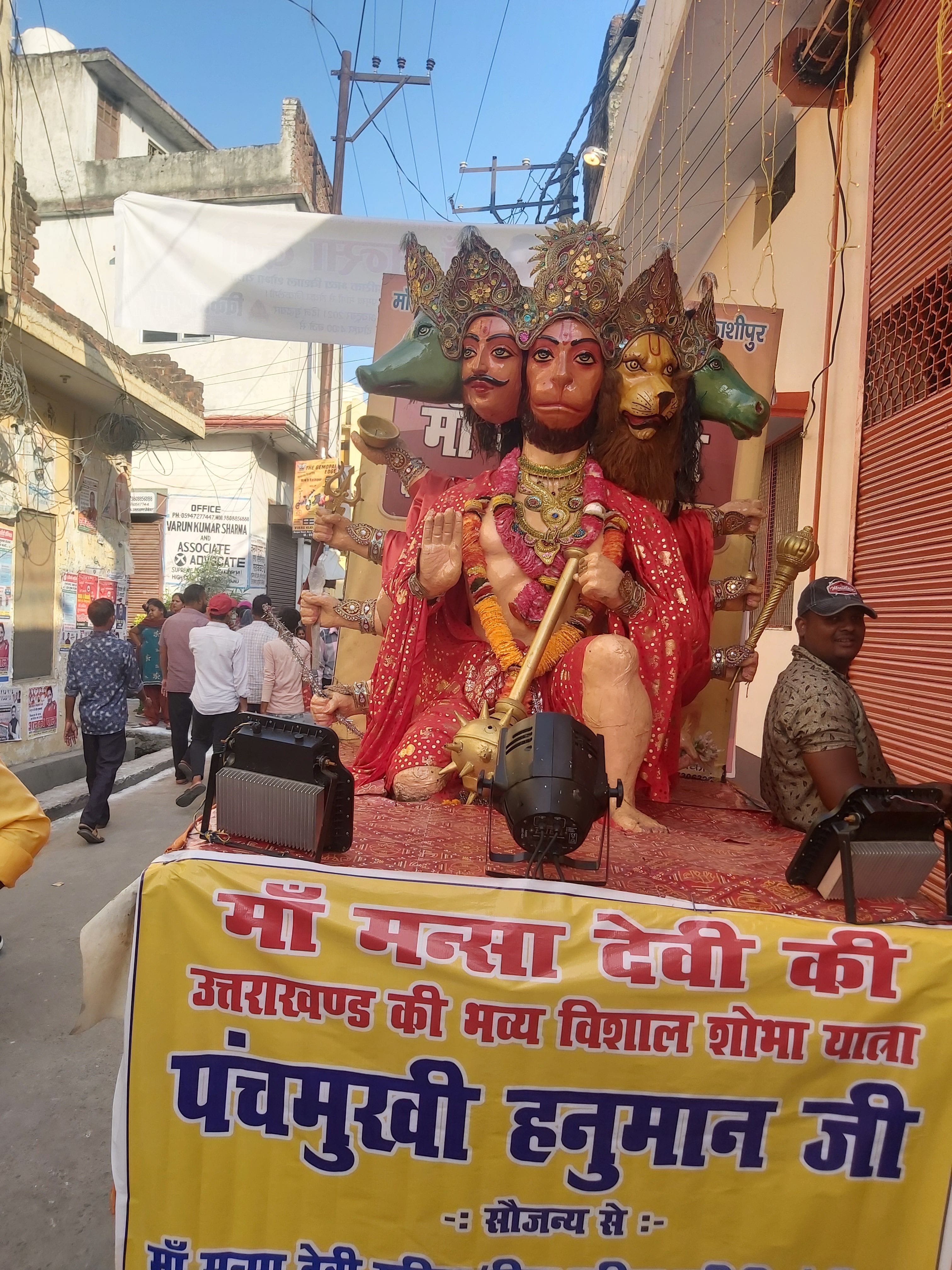शोभा यात्रा के साथ चल रही झांकी। शोभा यात्रा के साथ चल रही झांकी।