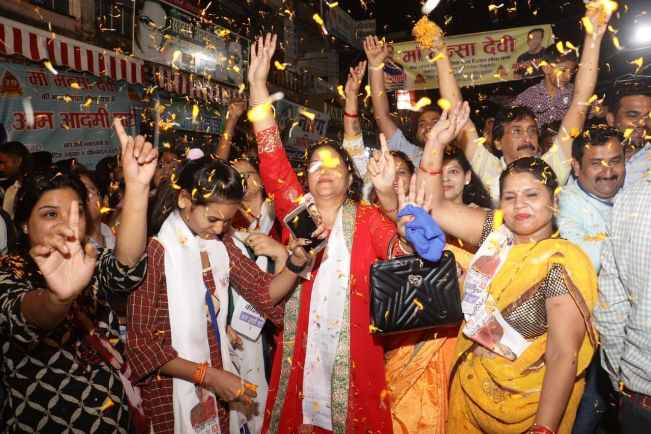 काशीपुर: शोभा यात्रा में नृत्य करतीं महिलाएं। काशीपुर: शोभा यात्रा में नृत्य करतीं महिलाएं।