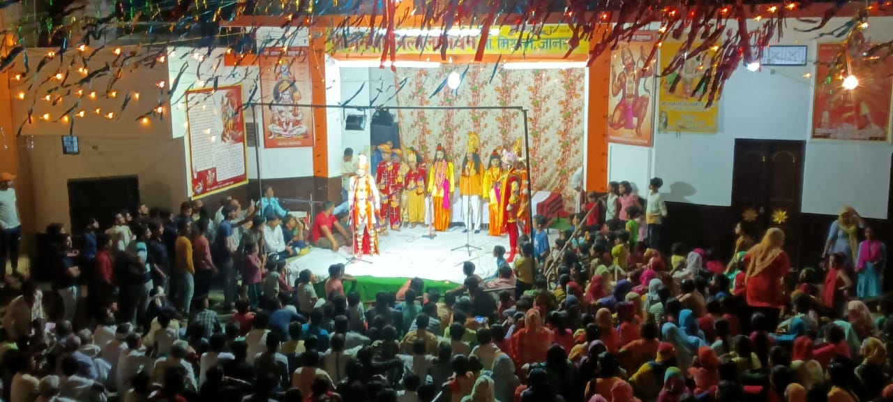 जानसठ में श्रीराम लीला में मंचन के दौरान उमड़ी भीड़ जानसठ में श्रीराम लीला में मंचन के दौरान उमड़ी भीड़