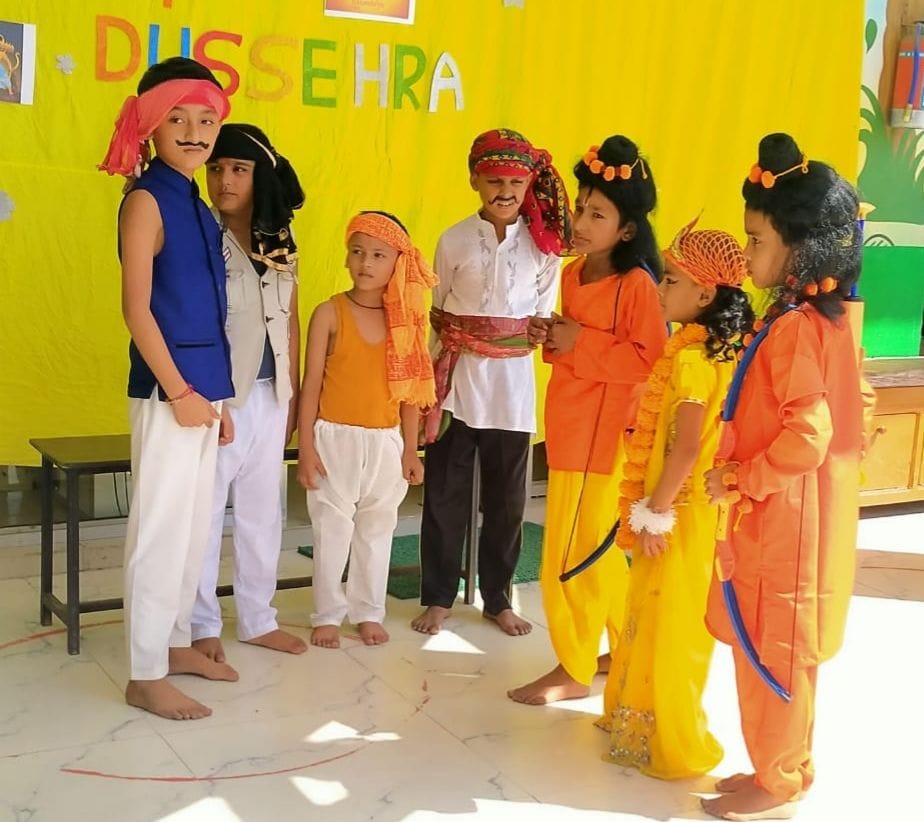 खटीमा में हेल्पलाइन स्कूल में दशहरा पर्व पर रामलीला मंचन करते बाल कलाकार। खटीमा में हेल्पलाइन स्कूल में दशहरा पर्व पर रामलीला मंचन करते बाल कलाकार।