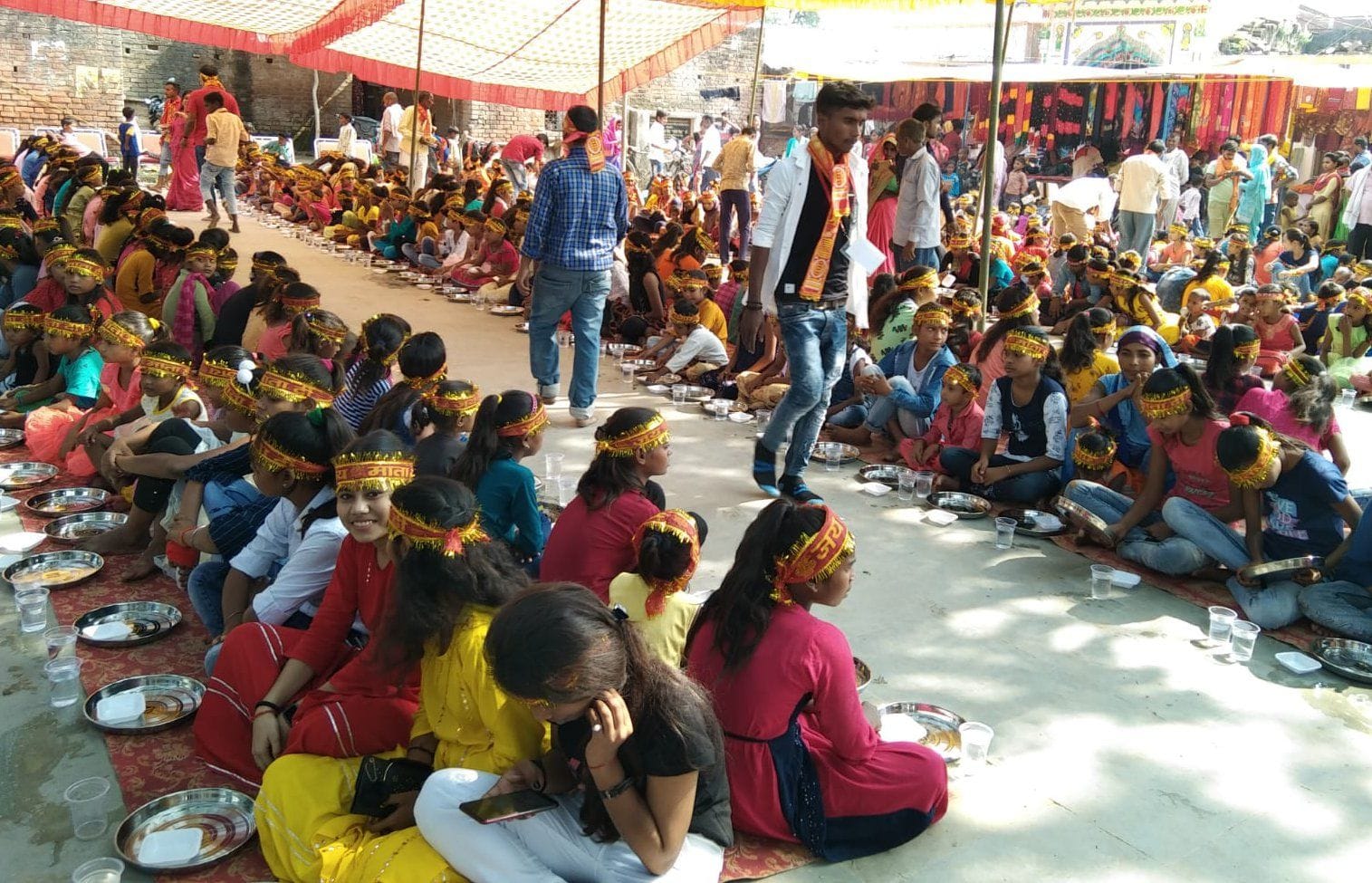संडवा चंडिका धाम में नवरात्र नवमी पर देवी स्वरूप कन्याओं को भोज कराते श्रद्धालु। संवाद संडवा चंडिका धाम में नवरात्र नवमी पर देवी स्वरूप कन्याओं को भोज कराते श्रद्धालु। संवाद