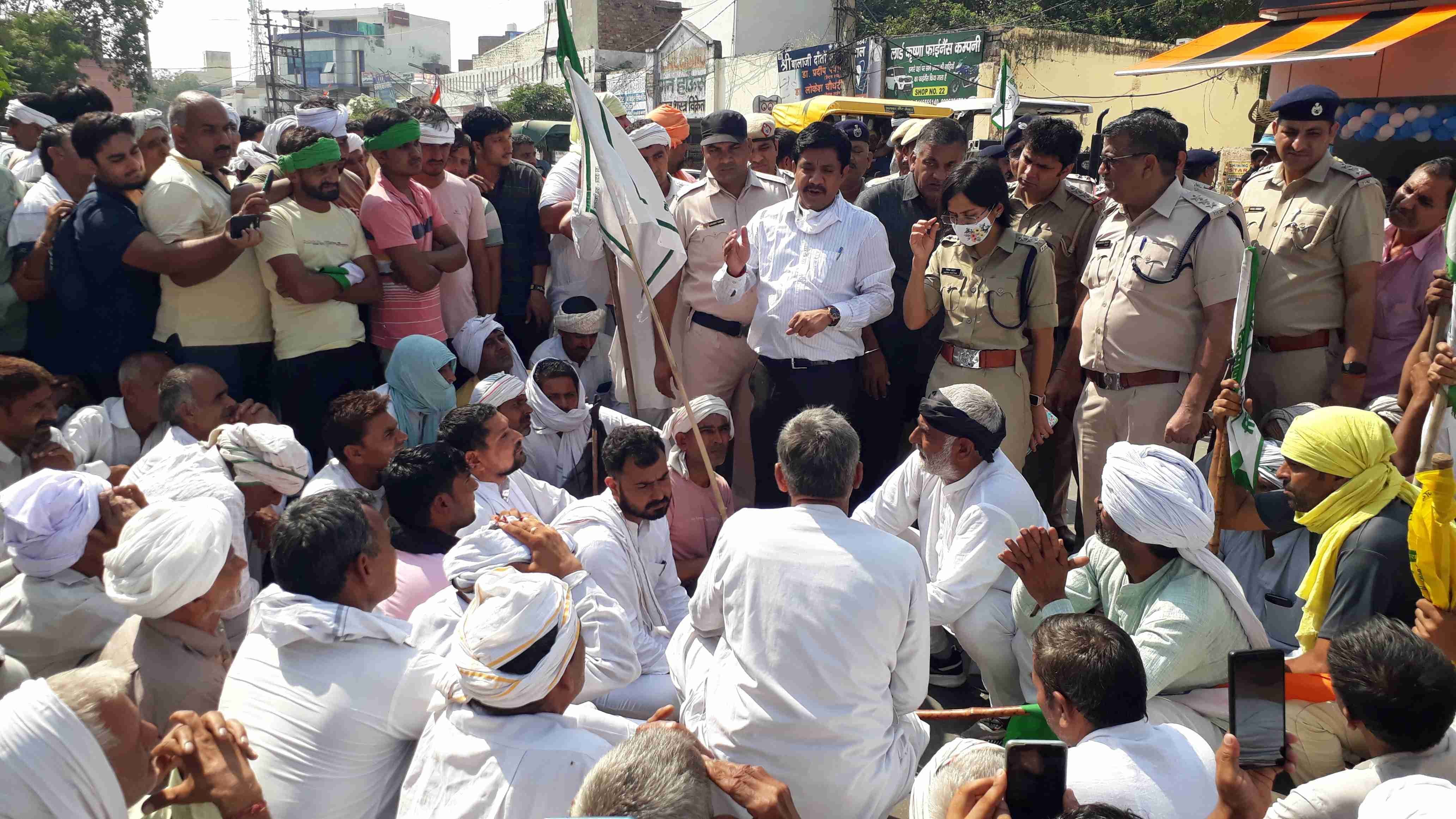 किसानों से रोड से उठकर दूसरी जगह जाने का आग्रह करते एसडीएम व एएसपी। संवाद किसानों से रोड से उठकर दूसरी जगह जाने का आग्रह करते एसडीएम व एएसपी। संवाद