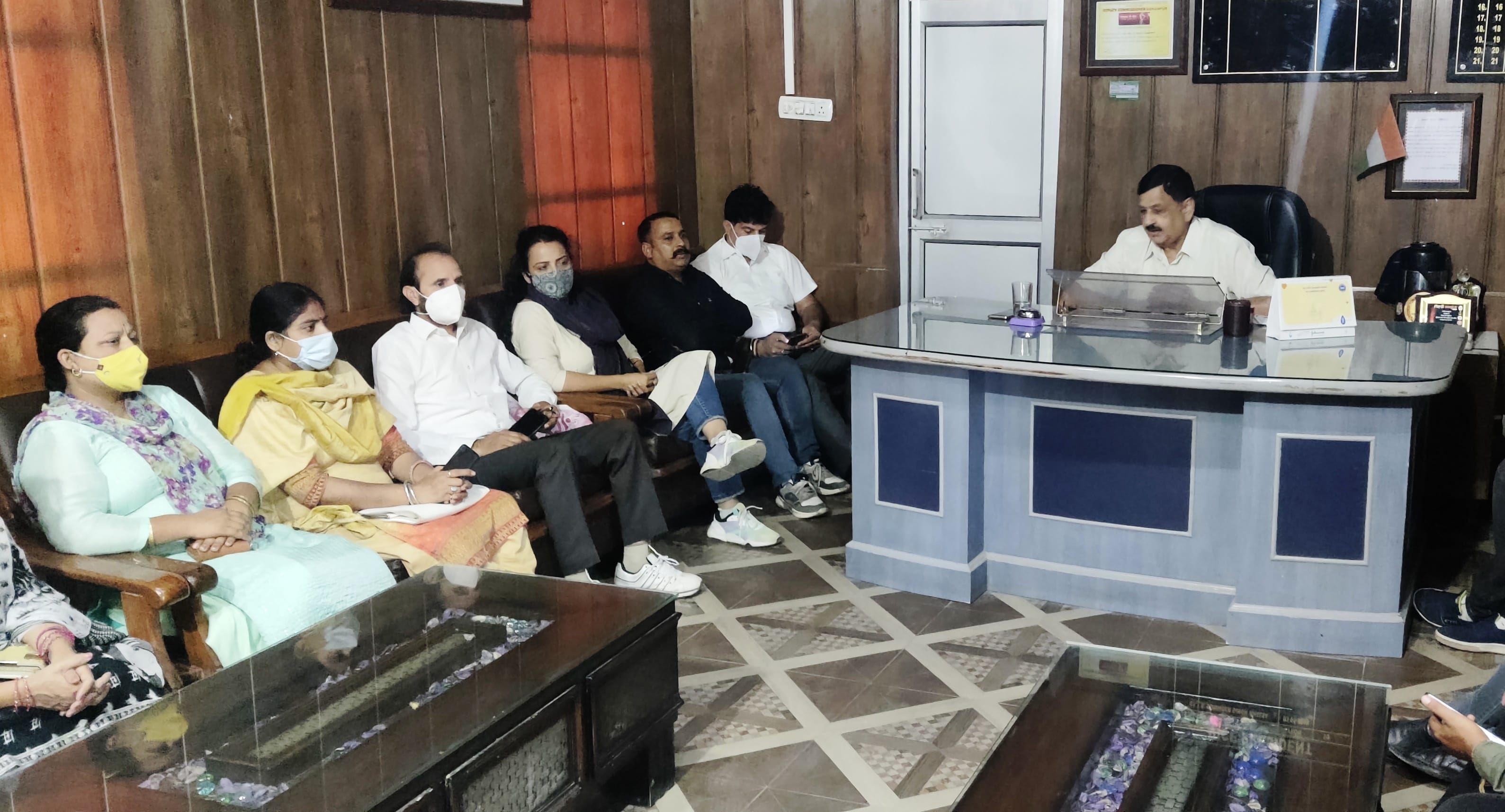 उधमपुर में सीवरेज पाइप लाइन बिछाने के कार्य का बैठक कर विरोध करते नगर परिषद पार्षद व चेयरमैन