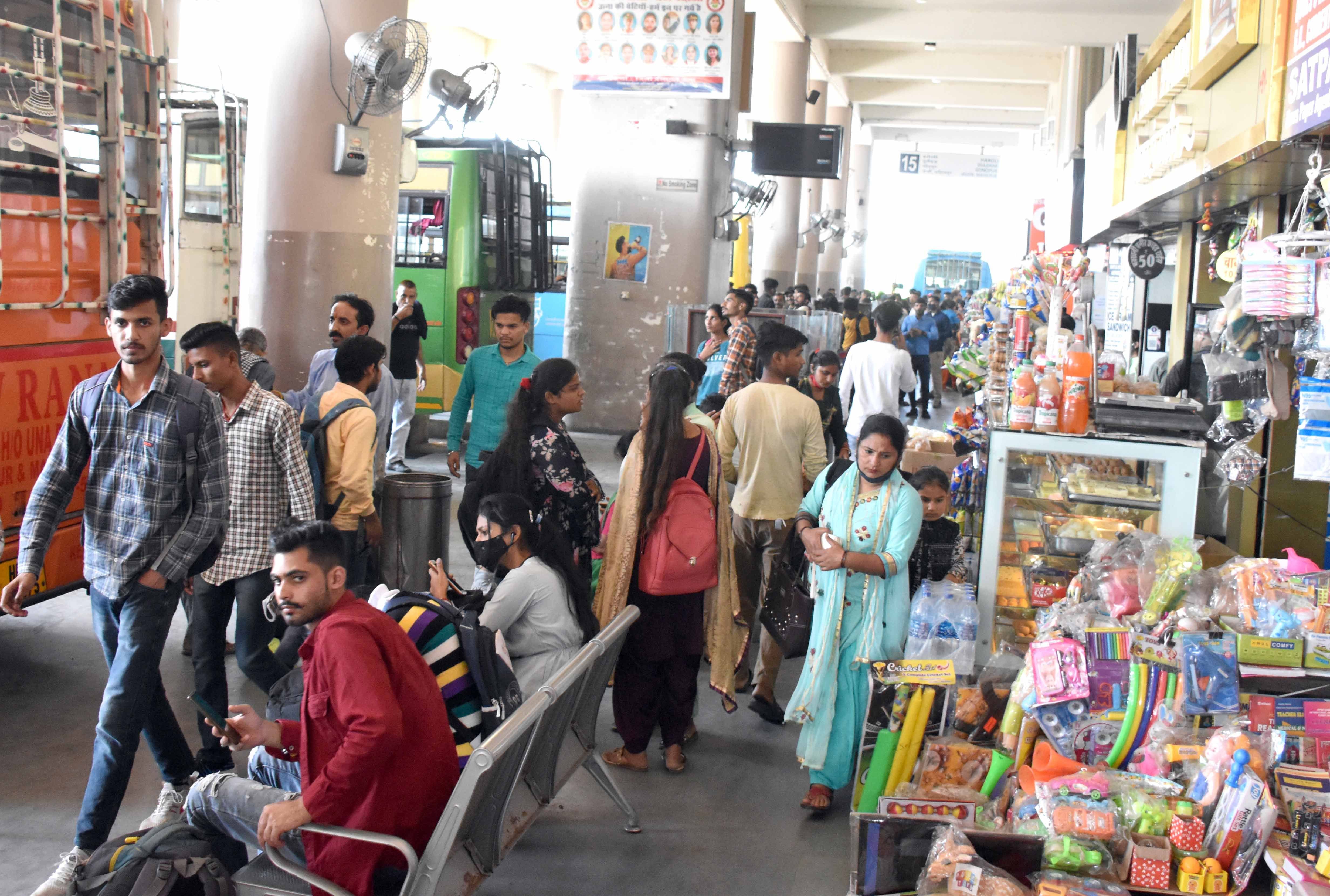 ऊना में नवरात्रों को लेकर बस स्टैड़ में  उमडें लोग