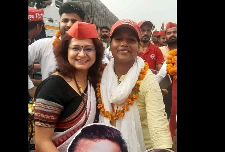 प्रयागराज : नेहा यादव को मिली सपा छात्रसभा के राष्ट्रीय अध्यक्ष की कमान नेहा यादव का स्वागत करती एक कार्यकर्ता