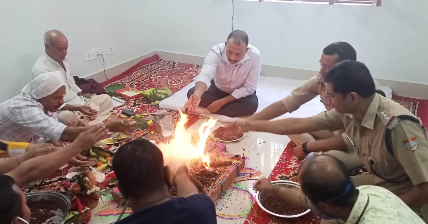 टनकपुर में नवनिर्मित अग्निशमन केंद्र भवन के शुभारंभ मौके पर हवन करते एसपी व अन्य अधिकारी। संवाद टनकपुर में नवनिर्मित अग्निशमन केंद्र भवन के शुभारंभ मौके पर हवन करते एसपी व अन्य अधिकारी। संवाद